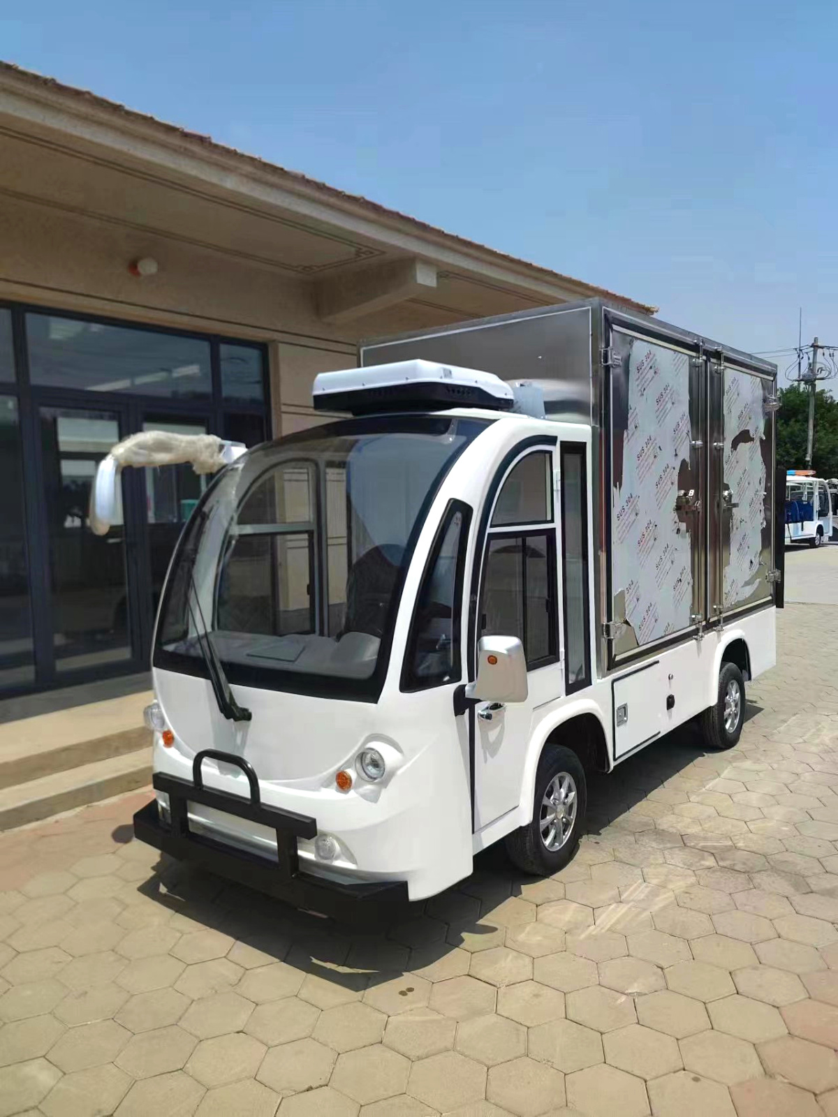 2座封閉式液壓尾板箱式貨車帶空調(diào)CAR-HX02-YYWB-FB-KT.jpg