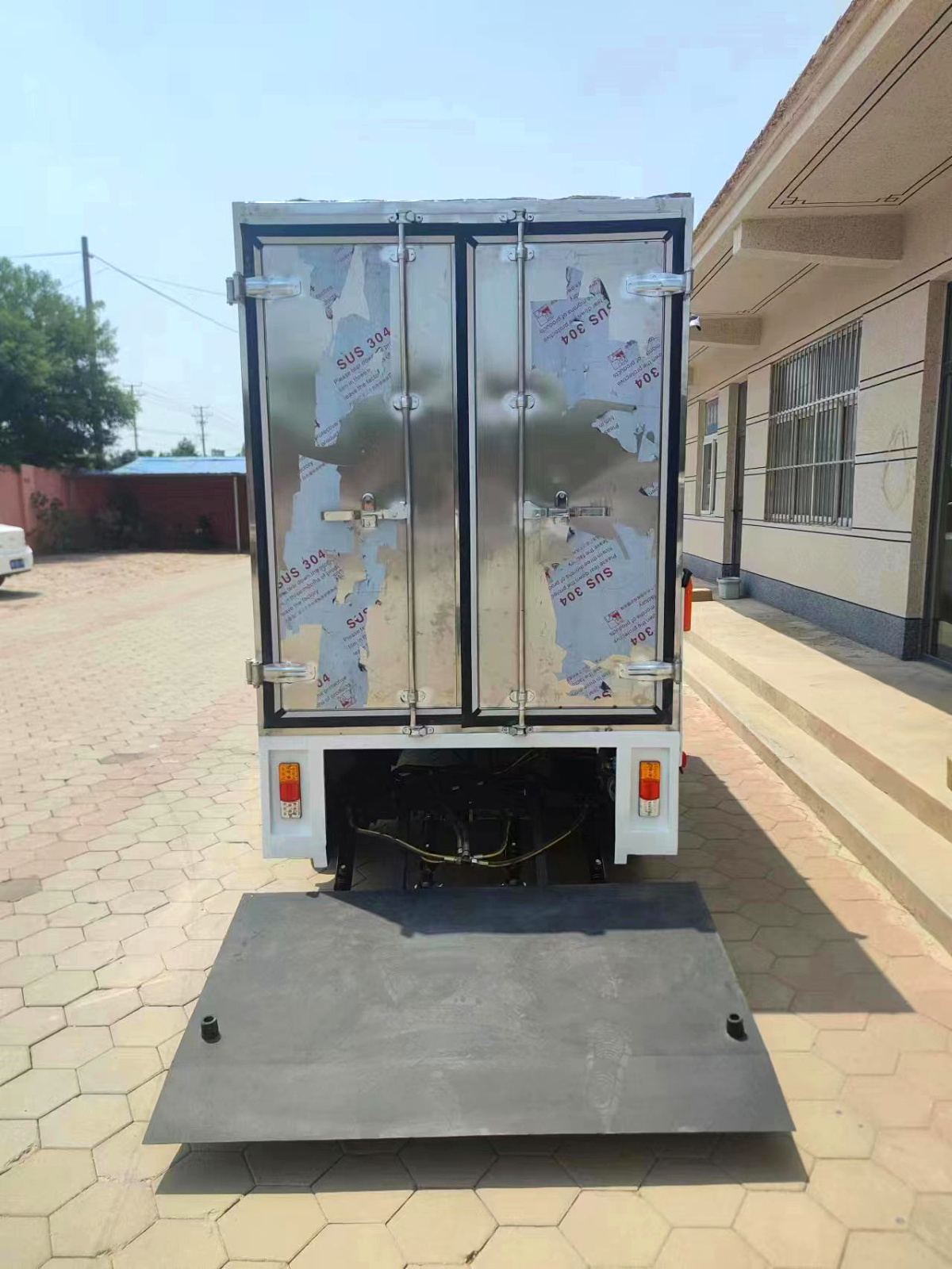 2座封閉式液壓尾板箱式貨車帶空調(diào)CAR-HX02-YYWB-FB-KTd.jpg