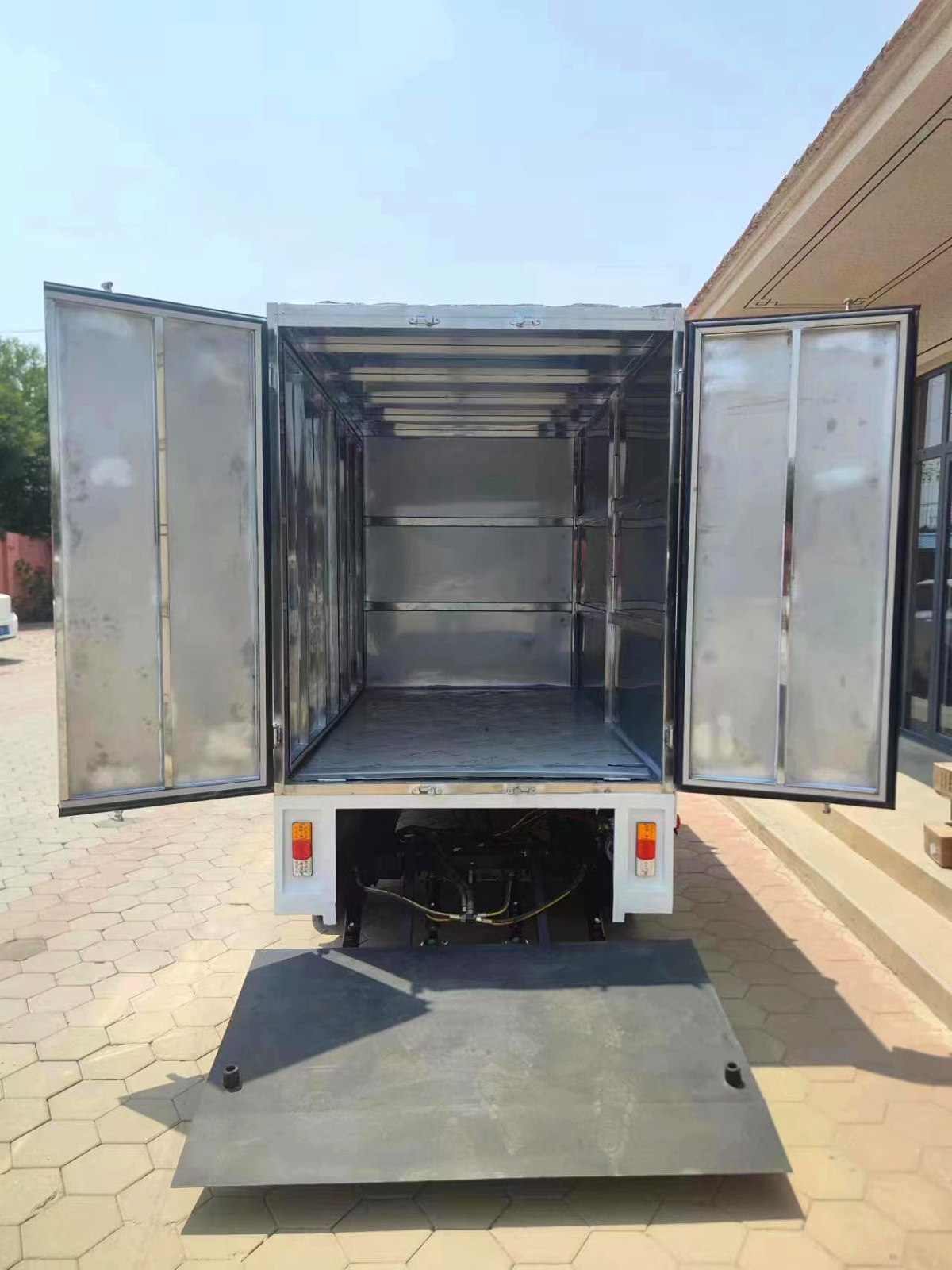 2座封閉式液壓尾板箱式貨車帶空調(diào)CAR-HX02-YYWB-FB-KTe.jpg